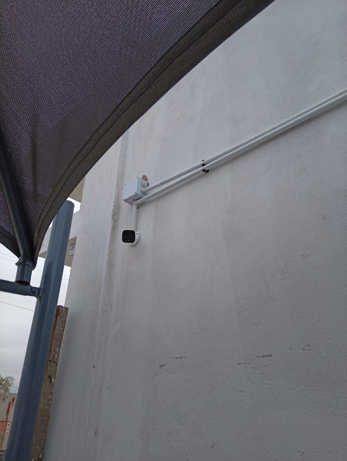 Câmera Exterior com Cablagem PVC — Exposição de Instalação